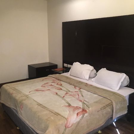Hotel Vipul Grand Gurgaon Esterno foto