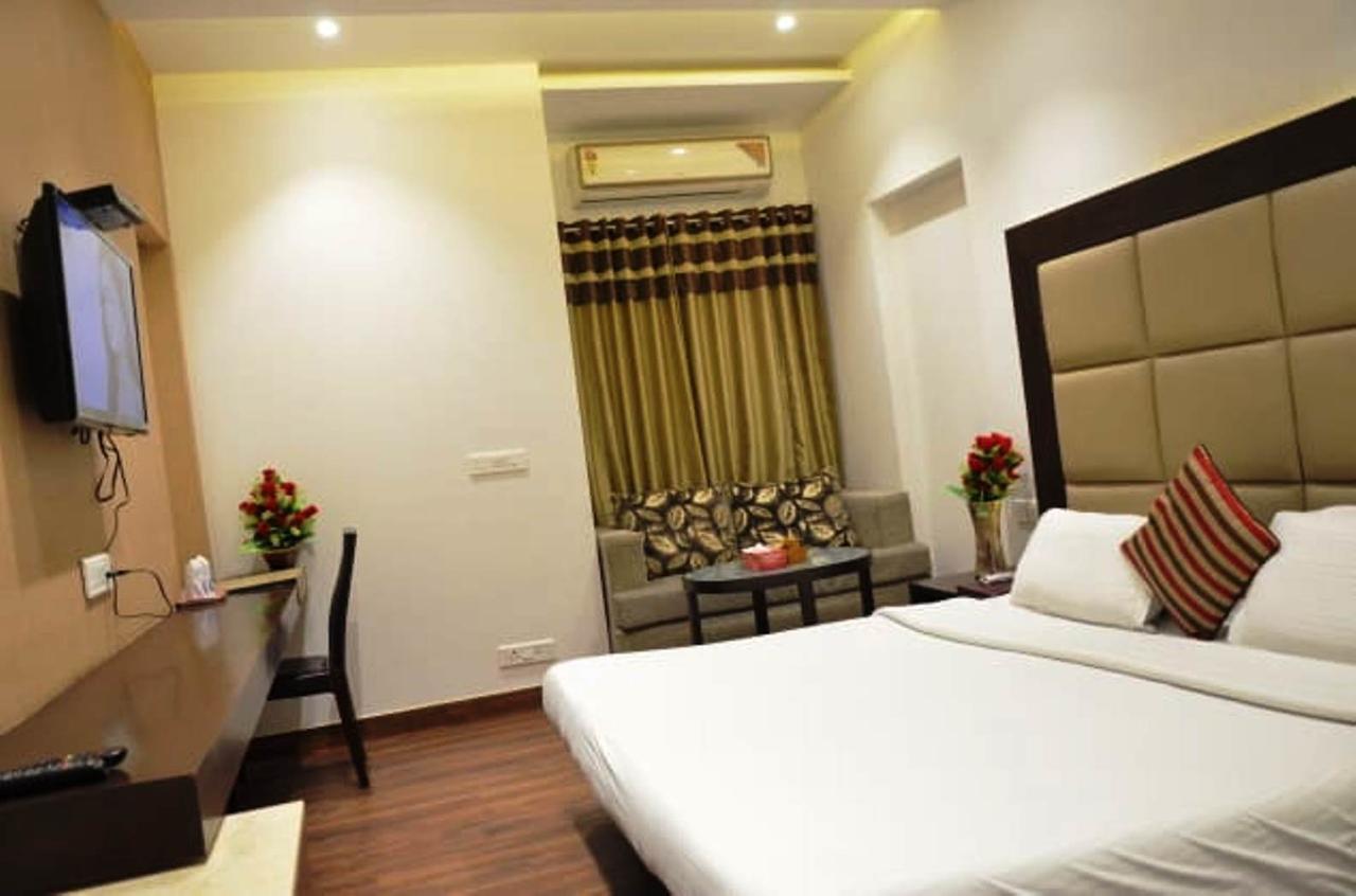 Hotel Vipul Grand Gurgaon Esterno foto