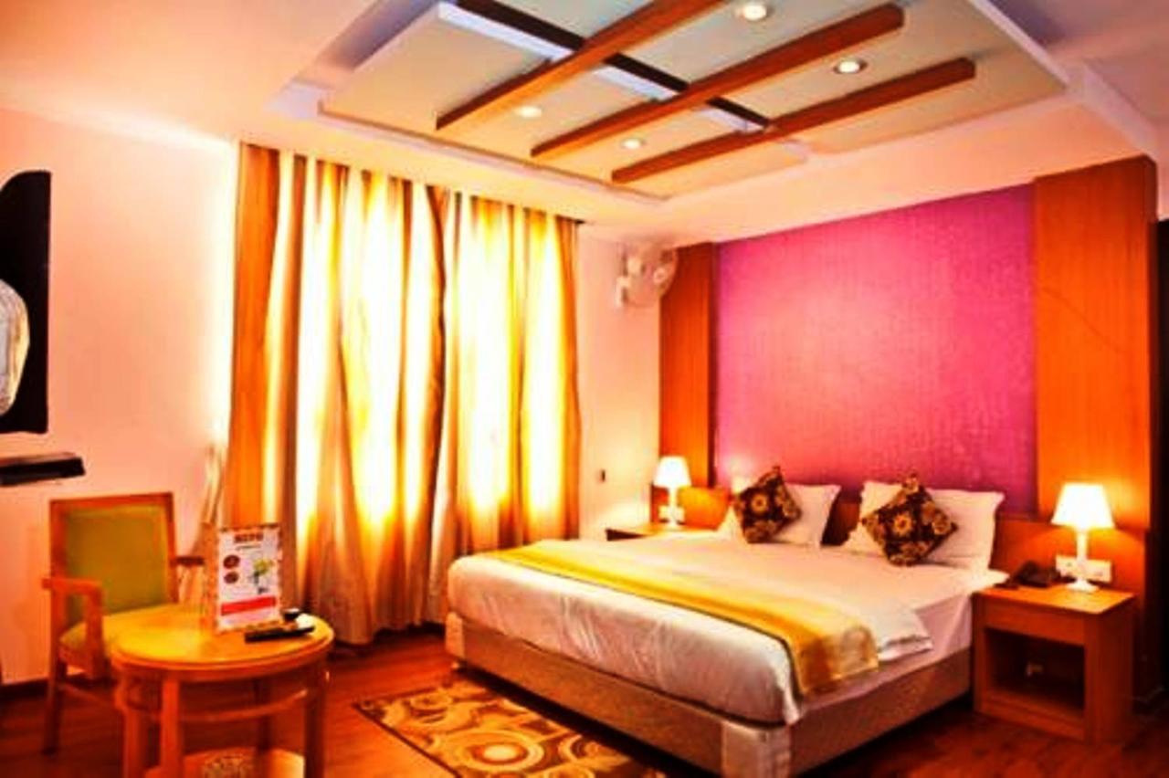 Hotel Vipul Grand Gurgaon Esterno foto