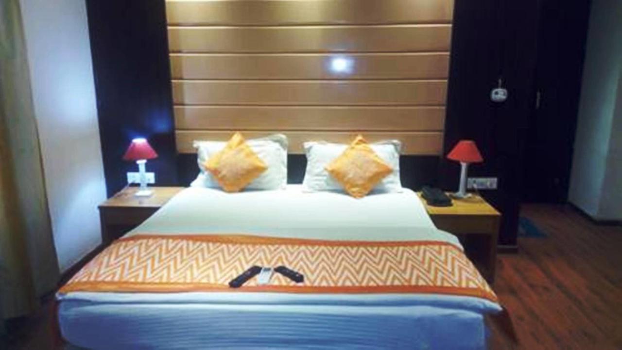 Hotel Vipul Grand Gurgaon Esterno foto