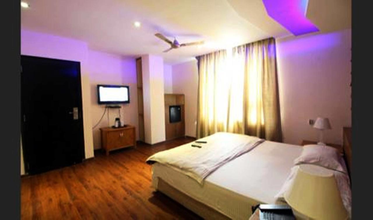 Hotel Vipul Grand Gurgaon Esterno foto