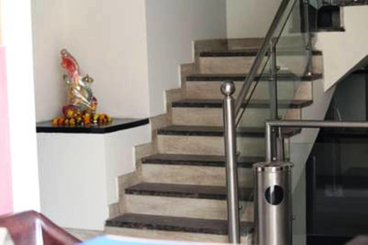 Hotel Vipul Grand Gurgaon Esterno foto