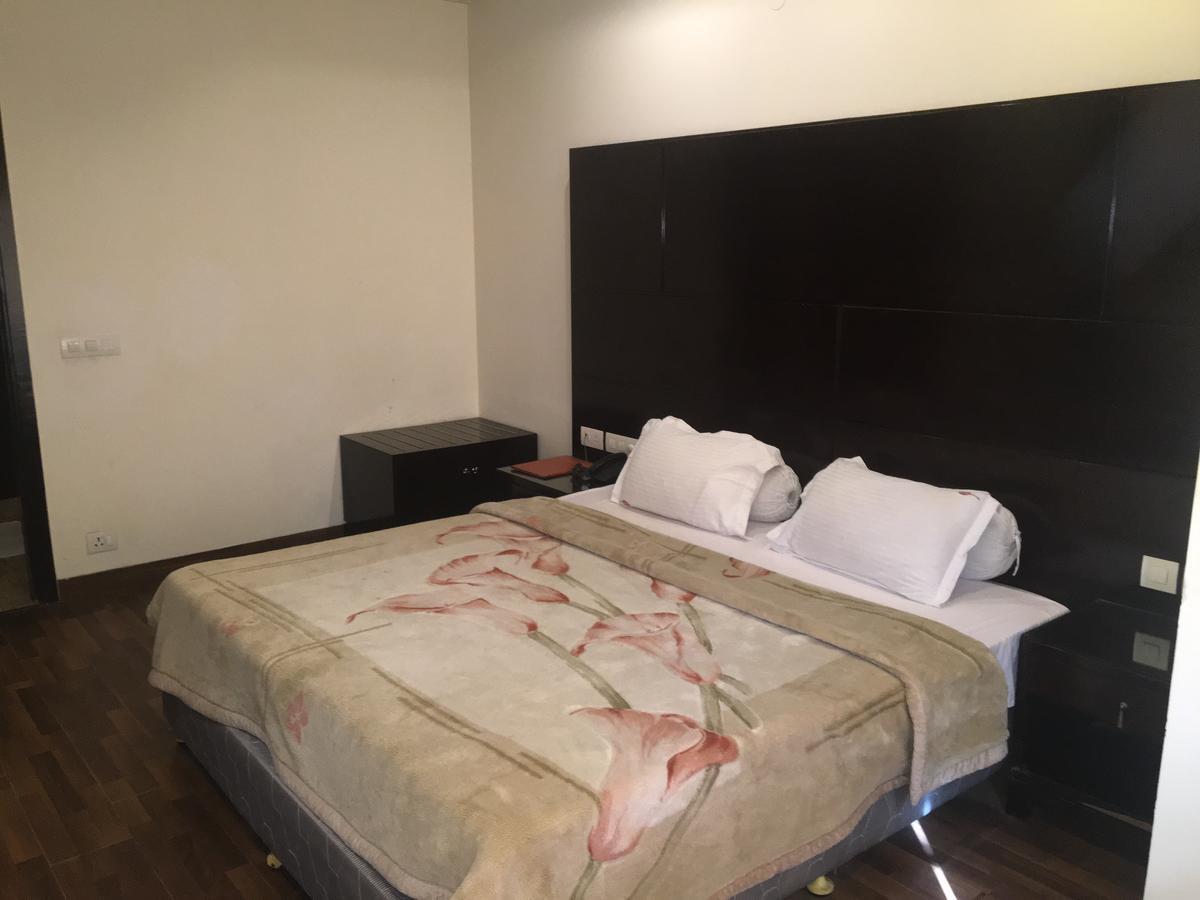 Hotel Vipul Grand Gurgaon Esterno foto
