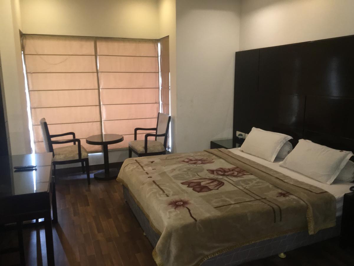 Hotel Vipul Grand Gurgaon Esterno foto